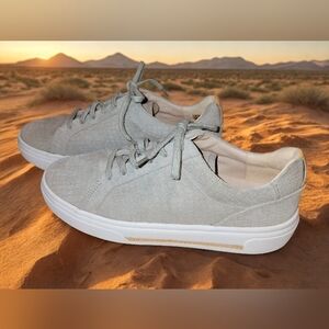 Clark Women's  Hollyhock Walking  Shoes. Suede Grey/Beige Size 9.5 Like New